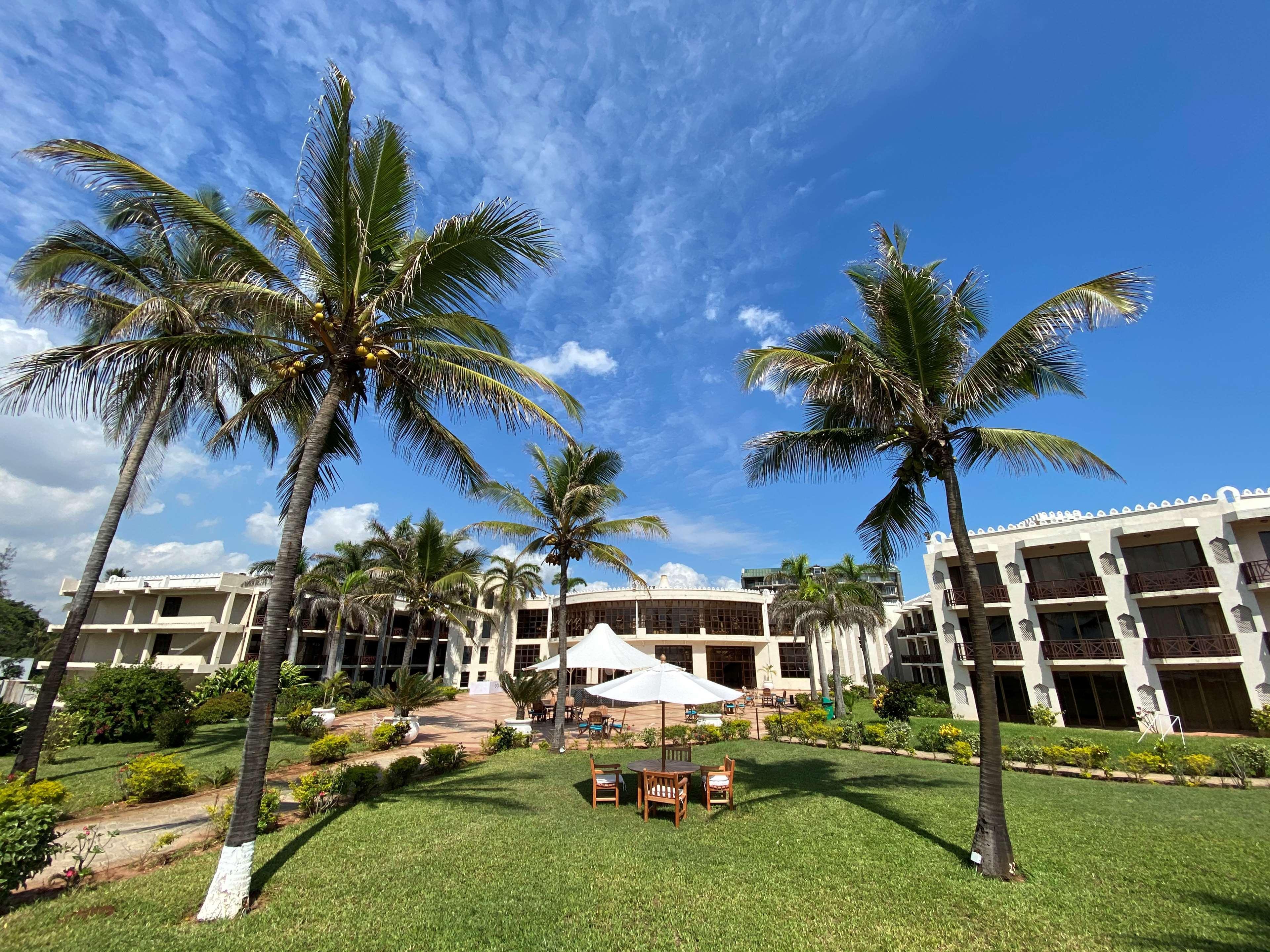 Golden Tulip Dar Es Salaam Hotel Exterior photo