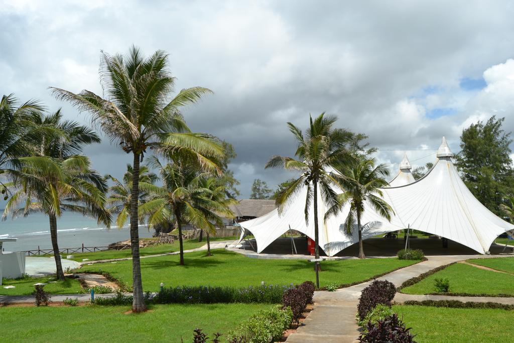 Golden Tulip Dar Es Salaam Hotel Exterior photo